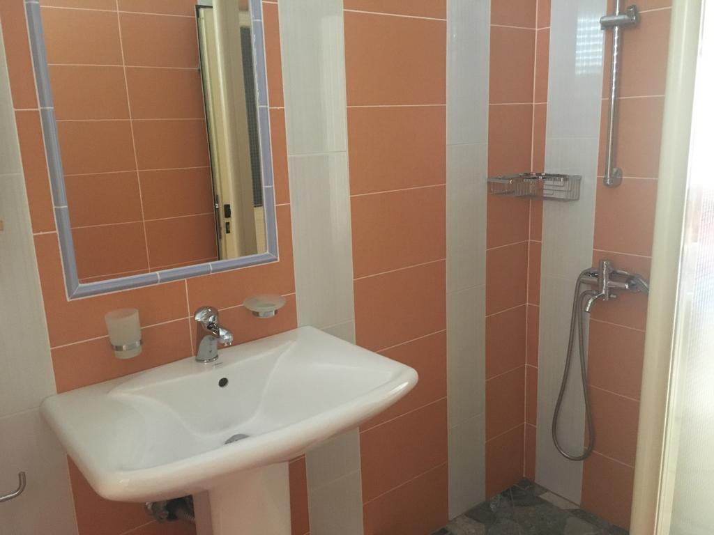 Villa Elvis Guesthouse Orikum Eksteriør bilde